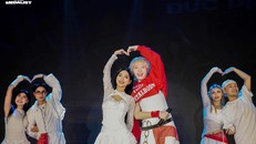 “Anh Trai” Đức Phúc mang cả vũ đoàn lên sân khấu để “Say Hi” trường Báo.