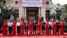 Các đại biểu cắt băng khai mạc Triển lãm. Ảnh: Trần Việt/TTXVN