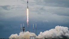 Tên lửa SpaceX Falcon 9 rời bệ phóng tại tổ hợp phóng 40, mang theo tàu vũ trụ Hera của Cơ quan Vũ trụ châu Âu. Ảnh: Steve Nesius