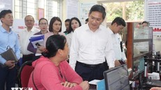 Phó Chủ tịch UBND thành phố Hà Nội Hà Minh Hải trao đổi với người dân làm thủ tục hành chính tại UBND phường Quảng An, quận Tây Hồ, Hà Nội. Ảnh: Nguyễn Thắng/TTXVN