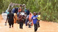 Người dân sơ tán khỏi vùng ngập lụt sau những trận mưa lớn tại Niamey, Niger. Ảnh: Getty Images/TTXVN