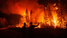 Lính cứu hỏa đang chiến đấu với đám cháy rừng Tsah Creek ở British Columbia. Ảnh: J Winter/Guardian