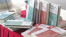 Bộ sách gồm 4 cuốn. Ảnh: Hương Giang 