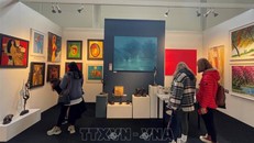 Phòng tranh Hanoi Art House (Anh) trưng bày tranh sơn mài, sơn dầu của các họa sĩ Thành Chương, Phương Bình, Bùi Trọng Dư, Hoàng Đức Dũng, Lê Thanh Sơn, Dương Sen. Ảnh: Minh Hợp/TTXVN