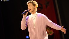 Hoàng tử Quân A.P hòa giọng cùng các bạn tân sinh viên đầy ngọt ngào. Ảnh: FPS 2024 - Time Capsule