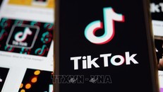 Biểu tượng của TikTok trên màn hình điện thoại thông minh. Ảnh: THX/TTXVN