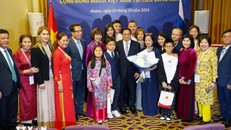 Thủ tướng Phạm Minh Chính chụp ảnh lưu niệm với cộng đồng người Việt Nam tại Liên bang Nga. Ảnh: Duy Trinh/TTXVN