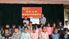 Ông Hà Sỹ Chuẩn - Chánh Văn phòng Nhà xuất bản Giáo dục Việt Nam trao biển tặng sách cho Hiệu trưởng Trường Tiểu học Cốc Lỳ. Ảnh: Nhà xuất bản Giáo dục Việt Nam