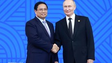 Tổng thống Liên bang Nga Vladimir Putin, Chủ tịch Nhóm BRICS năm 2024 đón Thủ tướng Phạm Minh Chính. Ảnh: Dương Giang/TTXVN