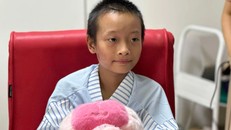 Bé Mông Hoàng Thảo Ng. đã được ra viện sau 50 ngày được điều trị tích cực tại Bệnh viện Bạch Mai. Ảnh: PV/Vietnam+