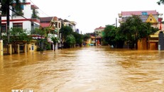 Các nhà dân bị ngập sâu tại trung tâm huyện Lệ Thủy, Quảng Bình. Ảnh: Tá Chuyên/TTXVN