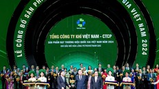 Ông Nguyễn Công Luận, Phó Tổng Giám đốc PV GAS nhận biểu trưng Thương hiệu Quốc gia 2024.
