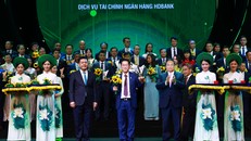 Tổng Giám đốc HDBank Phạm Quốc Thanh nhận biểu trưng Thương hiệu Quốc gia Việt Nam 2024 từ Thủ tướng Chính phủ Phạm Minh Chính và hoa chúc mừng từ Bộ trưởng Bộ Công Thương Nguyễn Hồng Diên với những đóng góp của HDBank cho thị trường tài chính và sự phát triển kinh tế Việt Nam.