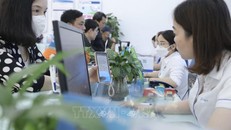 Khách hàng đến đăng ký cập nhật thông tin thuê bao tại quầy giao dịch của Vinaphone. Ảnh tư liệu, minh họa: Minh Quyết/TTXVN