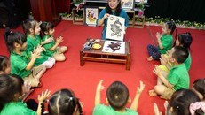 Nói về ý tưởng của mình, cô Nguyễn Thị Mỹ Ngọc cho biết, cảm nhận được sự lãng quên của xã hội hiện đại với một dòng tranh dân gian, cô tự cảm thấy mình cần phải làm gì đó để gìn giữ, bảo tồn dòng tranh quý. Ảnh: Thanh Tùng/TTXVN