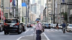 Người cao tuổi di chuyển trên đường phố tại Tokyo, Nhật Bản. Ảnh tư liệu: AFP/TTXVN