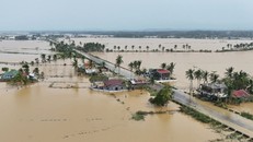 Nhà cửa và ruộng lúa ở thị trấn Buguey, tỉnh Cagayan chìm trong biển nước. Ảnh: Getty Images