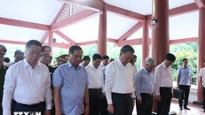 Tổng Bí thư Tô Lâm cùng các đại biểu thành kính tưởng niệm Chủ tịch Hồ Chí Minh. Ảnh: Thống Nhất/TTXVN