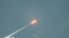 Tên lửa Falcon 9 mang theo các vệ tinh Starlink được phóng từ Trung tâm Vũ trụ Kennedy, bang Florida, Mỹ ngày 27/2/2023. Ảnh: AFP/TTXVN