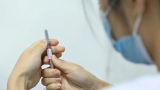 Chuẩn bị tiêm vaccine phòng cúm. Ảnh: Minh Quyết/TTXVN