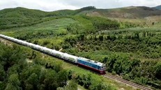 Đoàn tàu hỏa vận chuyển LNG từ Nam ra Bắc.