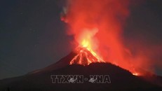Núi lửa Lewotobi Laki-Laki ở Đông Flores, tỉnh Đông Nusa Tenggara, Indonesia, phun trào ngày 8/11/2024. Ảnh: THX/TTXVN