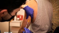 Tiêm vaccine phòng bệnh đậu mùa khỉ. Ảnh: THX/TTXVN