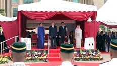 Thủ tướng Malaysia Anwar Ibrahim và Phu nhân chủ trì Lễ đón Tổng Bí thư Tô Lâm và Phu nhân. Ảnh: Thống Nhất/TTXVN