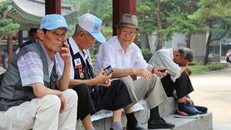 Người cao tuổi nghỉ ngơi dưới bóng râm của một gian hàng ở Công viên Tapgol ở trung tâm thành phố Seoul. Ảnh: Nikkei Asia