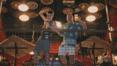 “Tôi chưa từng trải nghiệm nhà hàng bia nào ấn tượng như thế này!” là câu nói đầy hào hứng của John, du khách người Úc (bên phải), khi đến với Sun Bavaria Bistro tại Thị trấn Hoàng Hôn, Phú Quốc.