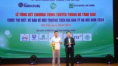 Phó Chủ tịch UBND TP. Hà Nội Nguyễn Trọng Đông trao giải Nhất Cuộc thi viết về bảo vệ môi trường trên địa bàn TP. Hà Nội năm 2024 cho tác giả Nguyễn Quý.