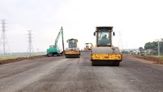 Thi công mặt đường cao tốc tại dự án thành phần Chí Thạnh - Vân Phong. Ảnh: Xuân Triệu/TTXVN