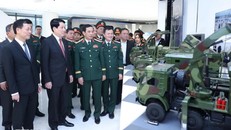 Chủ tịch nước Lương Cường với các đại biểu tham quan trưng bày về công nghệ của Viettel. Ảnh: Lâm Khánh/TTXVN