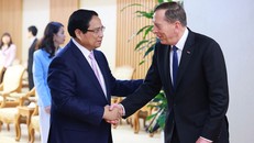 Thủ tướng Phạm Minh Chính tiếp ông David Petraeus Chủ tịch Viện toàn cầu Quỹ đầu tư Kohlberg Kravis Roberts. Ảnh: Dương Giang/TTXVN