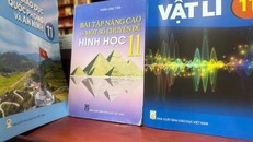 Sách giáo khoa của Nhà xuất bản Giáo dục Việt Nam tại một nhà sách ở Hà Nội. Ảnh: Vietnam+