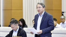 Bộ trưởng Bộ Tư pháp Nguyễn Hải Ninh trình bày báo cáo. Ảnh: Doãn Tấn/TTXVN