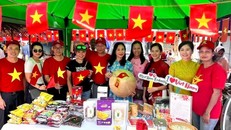 Cán bộ nhân viên Đại sứ quán và cộng đồng người Việt Nam tham gia phục vụ gian hàng lưu niệm và phở tại Lễ hội. Ảnh: TTXVN phát)