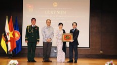 Đại sứ Trần Anh Vũ tặng quà Quyền Thư ký Thường trực Bộ Quốc phòng Brunei Poh Kui Choon. Ảnh: TTXVN