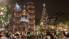 Rất đông giáo dân, người dân Thủ đô và du khách đến khu vực Nhà thờ Lớn trong tối 20/12. Ảnh: Hoàng Hiếu/TTXVN