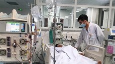 Một nạn nhân nghi ngộ độc rượu tiên lượng nặng cấp cứu tại Bệnh viện Vũng Tàu. Ảnh: Hoàng Nhị/TTXVN