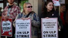 Nhân viên Starbucks đình công trước một cửa hàng tại California, Mỹ. Ảnh: Reuters