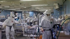 Nhân viên y tế điều trị cho bệnh nhân COVID-19 tại bệnh viện ở Gyeonggi, Hàn Quốc ngày 16/12/2021. Ảnh tư liệu: Getty Images/TTXVN