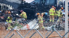 Hiện trường vụ tai nạn máy của Hãng hàng không Jeju Air tại Muan, Hàn Quốc, ngày 30/12/2024. Nguồn: Yonhap/TTXVN