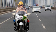 Phòng CSGT Công an TP Hà Nội bảo đảm an toàn cho lễ đón đội tuyển bóng đá Việt Nam.