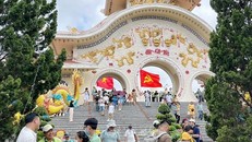 Khu du lịch Suối Tiên (thành phố Thủ Đức) cũng là địa điểm thu hút nhiều người thân và khách tham quan. Ảnh: TTXVN phát