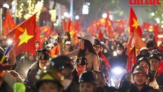 Mọi ngả đường, tuyến phố Hà Nội đều đông kín người hâm mộ chúc mừng chiến thắng của đội tuyển Việt Nam.