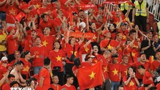 Niềm vui của cổ động viên Việt Nam khi đội nhà san bằng tỷ số 2-2. Ảnh: Minh Quyết/TTXVN