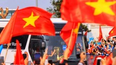 Người hâm mộ chờ đón đội tuyển bóng đá Việt Nam. Ảnh: Tuấn Anh/TTXVN