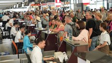 ào dịp Tết Nguyên đán, nhu cầu đi lại của người dân về quê bằng đường hàng không luôn rất cao. Ảnh: PV/Vietnam+