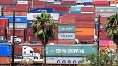 Các container hàng hóa Trung Quốc tại cảng Long Beach, bang California, Mỹ. Ảnh tư liệu: AFP/TTXVN